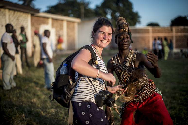 <p>Nesta foto de 6 de outubro de 2013, a jornalista Camille Lepage sorri para um dançarino local, próximo ao estádio Bonga Bonga, na capital, Bangui</p>