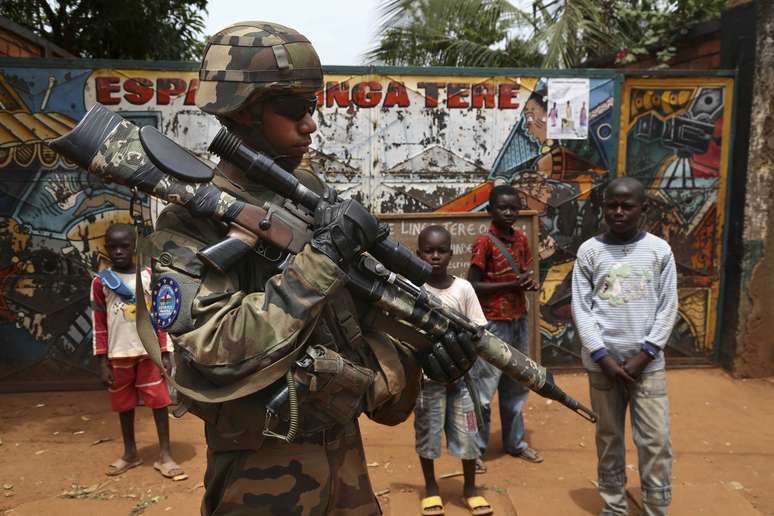 <p>Soldado francês da missão europeia na República Centro-Africana faz patrulha em uma rua da capital, Bangui, em 8 de maio</p>