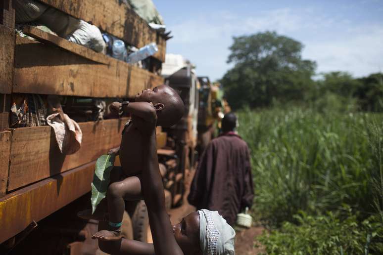 <p>Centro-africanos tentam embarcar em caminhão escoltado pela operação da União Africana (MISCA) em direção à fronteira do Chade</p>