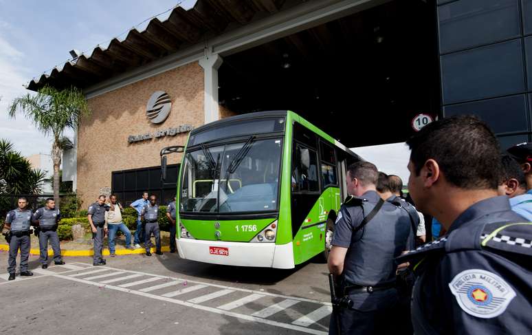 Grevistas liberaram a saída de ônibus após um acordo
