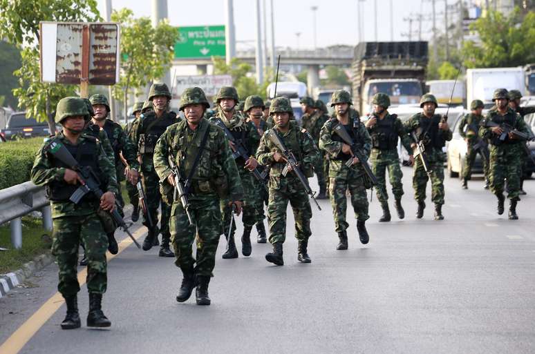 <p>Soldados tailandeses seguem para local de manifestacção pró-governo após o anúncio do golpe, em 22 de maio  </p>