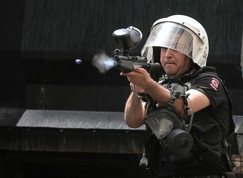 <p>Policiais atiraram para cima, usaram balas de borracha, gás lacrimogêneo e jatos de água para dispersar os manifestantes</p>