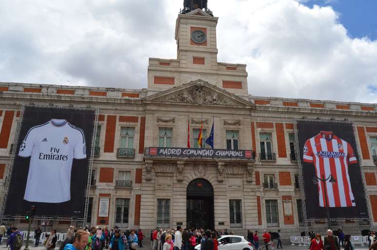 Praça Puerta Del Sol tem uniformes gigantes dos times