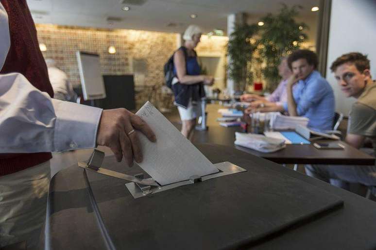 Eleitor deposita voto na urna durante as eleições parlamentares europeias, em Utrecht, na Holanda, nesta quinta-feira. 22/05/2014