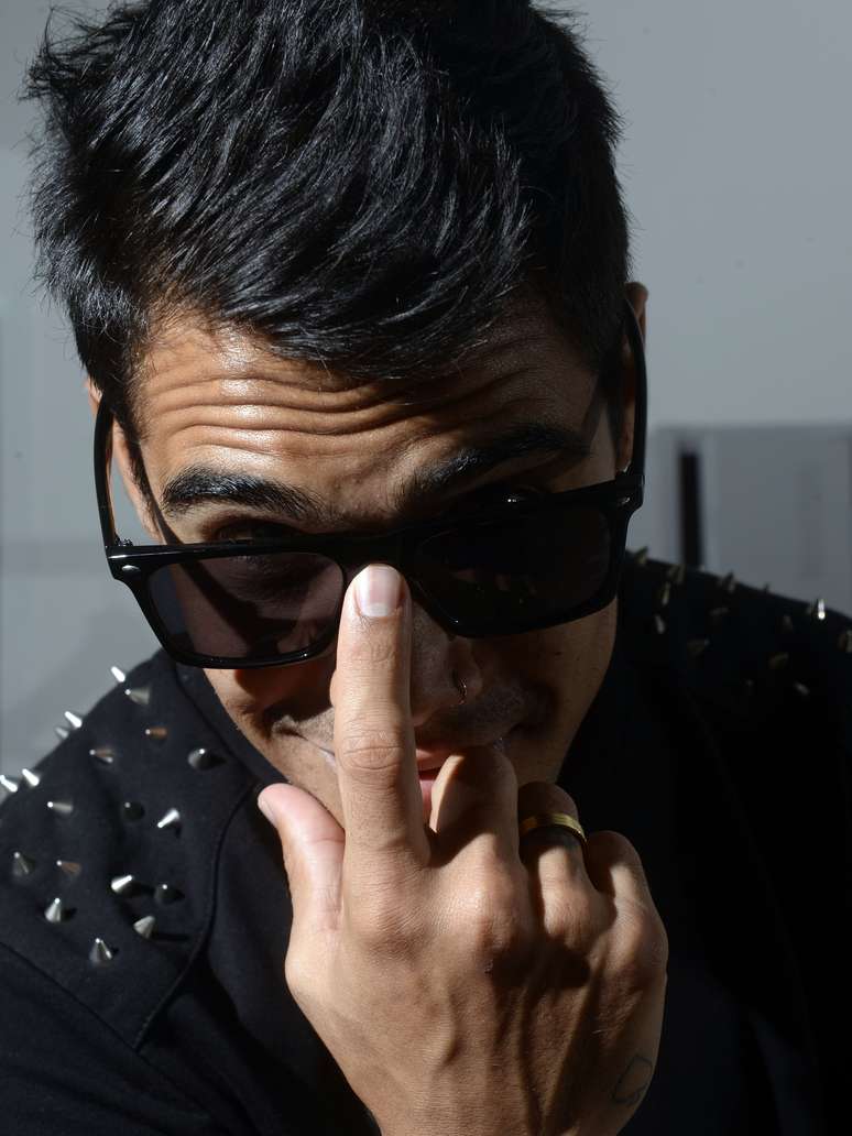 Conhecido como o Pedro da novela teen 'Rebelde', Micael Borges, ou Mika, lan&ccedil;a EP solo, investe na carreira musical e comemora nascimento do primeiro filho