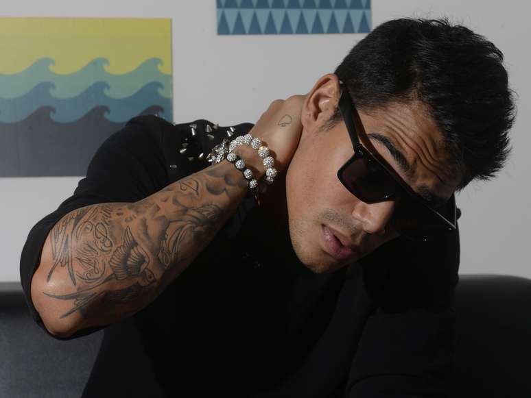 Conhecido como o Pedro da novela teen 'Rebelde', Micael Borges, ou Mika, lan&ccedil;a EP solo, investe na carreira musical e comemora nascimento do primeiro filho