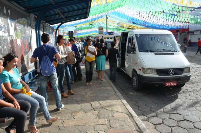 Vans garantem transporte durante a paralisação de ônibus