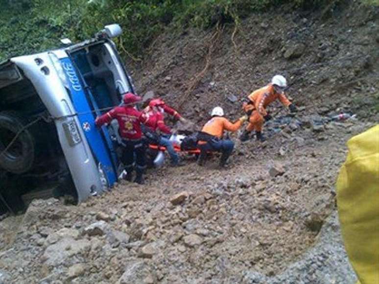 <p>Ônibus de passageiros caiu de um precipício de cerca de 100 metros de altura</p>