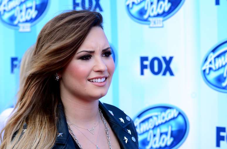 Na apresentação do American Idol, Demi Lovato mostrou o novo cabelo com mechas e sidecut