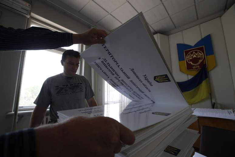 <p>Em Donetsk, membros do comitê eleitoral prepararam um centro para votação</p>