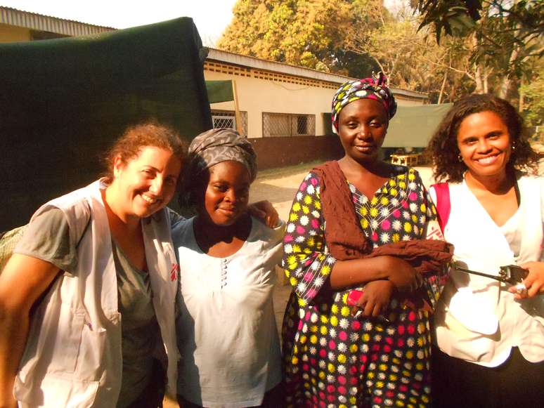<p>A psicóloga Vanessa Cardoso do Médicos Sem Fronteiras (à direita) prestou assistência às vítimas do conflito na República Centro-Africana em um campo de deslocados internos em janeiro deste ano </p>