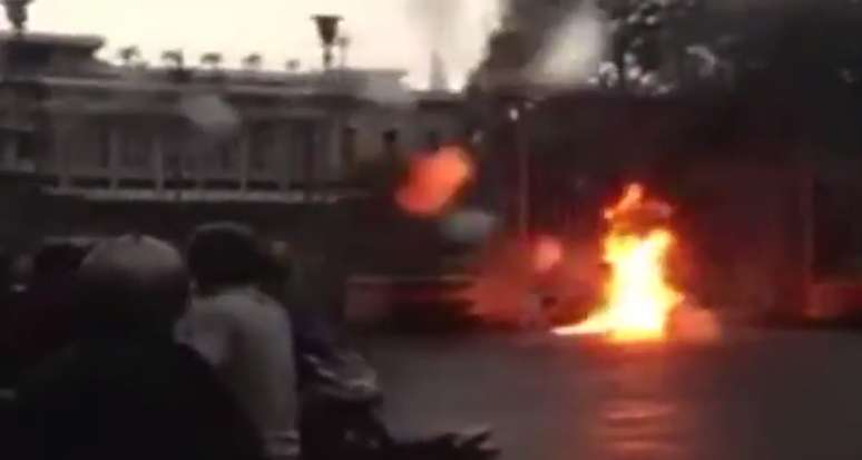 <p>Vídeo com a imolação foi postado no YouTube; pessoas observam enquanto mulher ateia fogo em próprio corpo para protestar contra a China</p>