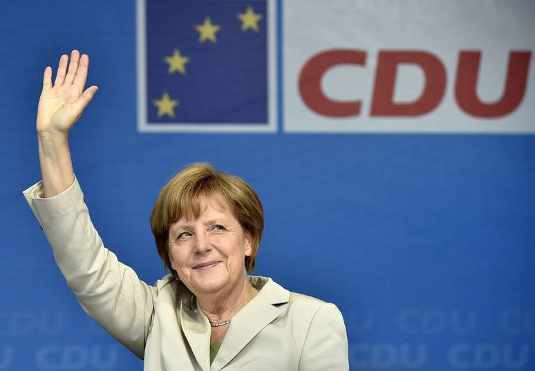 <p>Chanceler alemã Angela Merkel acena para apoiantes durante o último evento de campanha da União Cristã-Democrata (CDU, nas siglas em alemão), em  Duesseldorf, Alemanha, nesta sexta-feira, 23 de maio</p>