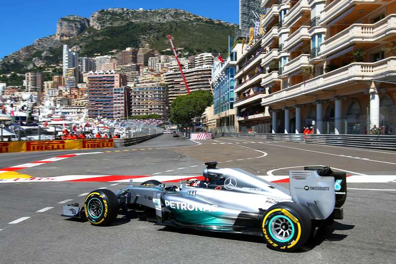 Lewis Hamilton recolocou Mercedes em primeiro, mas Red Bull teve Ricciardo em segundo e Vettel em quarto