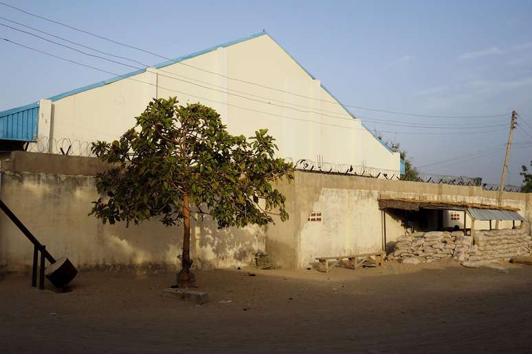 <p>Igreja crist&atilde; &eacute; guardada por soldados entrincheirados atr&aacute;s de um muro de sacos de areia em Maiduguri, na Nig&eacute;ria. Homens armados grupo isl&acirc;mico Boko Haram invadiram tr&ecirc;s aldeias no norte da Nig&eacute;ria, matando 28 pessoas</p>