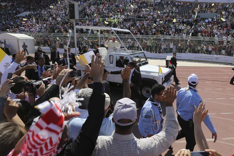<p>Papa Francisco é aclamado pelos fiéis, ao chegar em um estádio de Amã, para a celebração de uma missa, neste sábado</p>