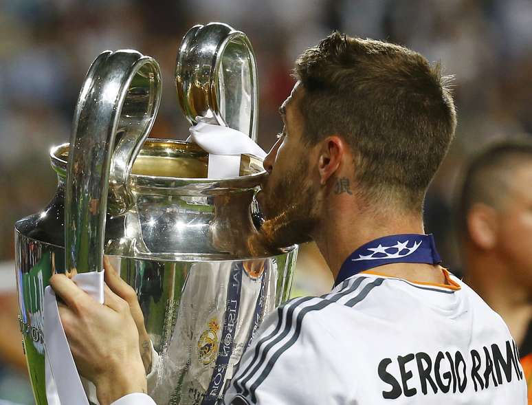 Sergio Ramos beija a taça da Champion; Zagueiro espanhol fez, aos 48min do segundo tempo, o gol que levou a partida para a prorrogação