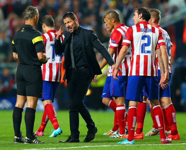 <p>Após o quarto gol do Real, Simeone invadiu o campo</p>