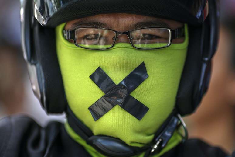 Homem participa de protesto contra o golpe militar em Bangcoc