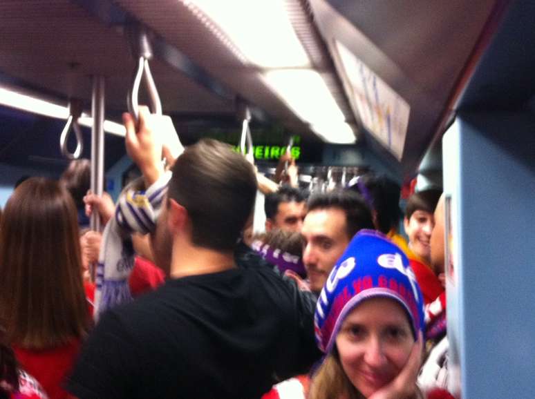 <p>Torcedora do Atlético, Simone ficou triste quando os fãs do Real tomaram o metrô no caminho para o estádio</p>
