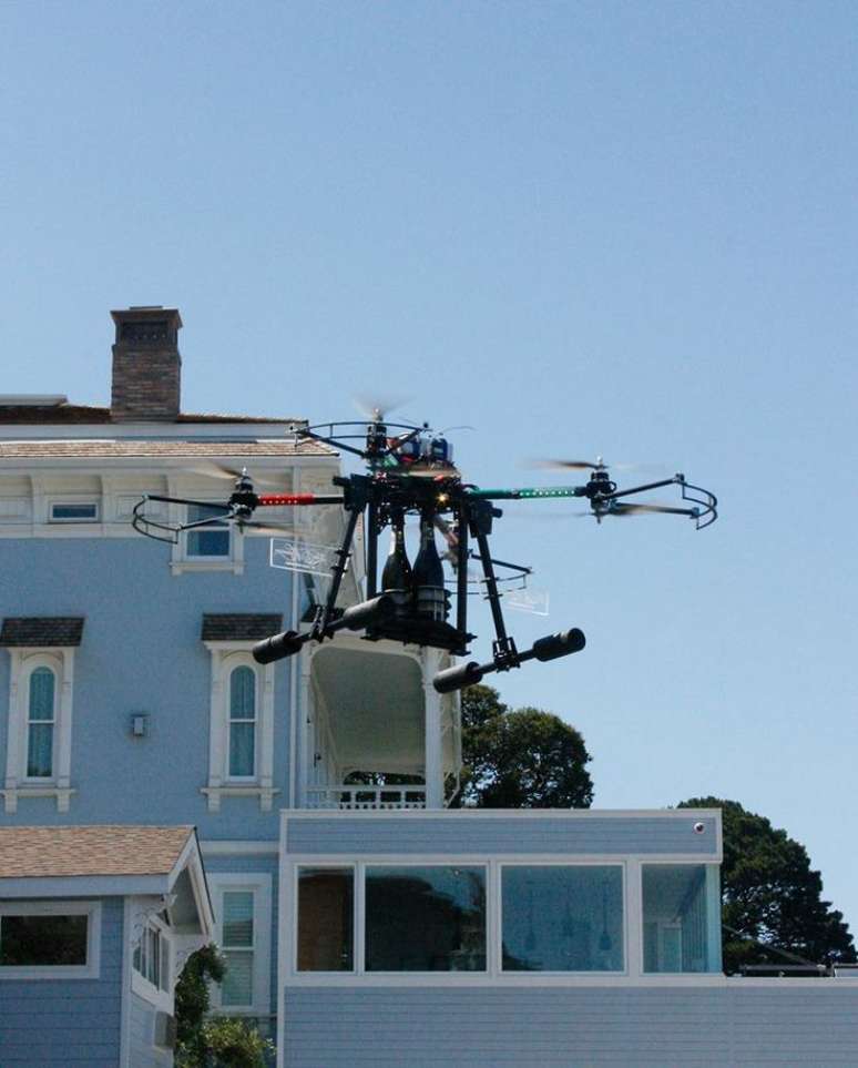 Entrega de champanhe é feita por drone em hotel nos Estados Unidos