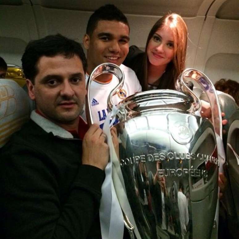 Casemiro e sua mulher viajaram para Madri com a taça