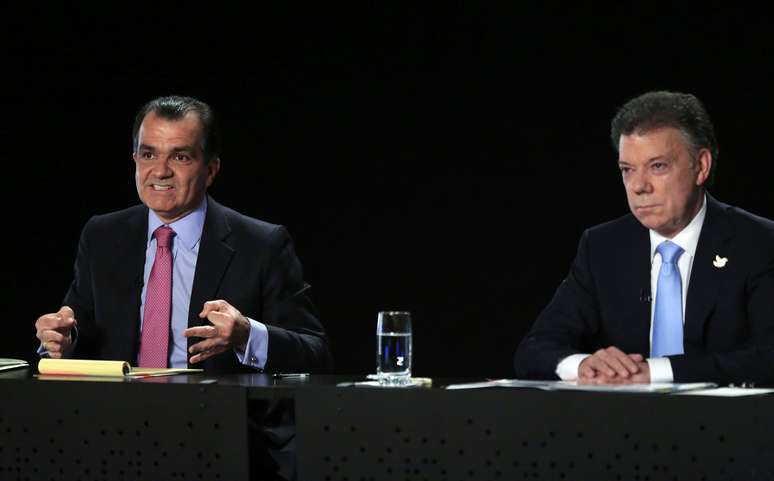 <p>Candidatos presidenciáveis, Ivan Zuluaga (à esq.) e Juan Manuel Santos participam de debate, antes das eleições deste domingo </p>