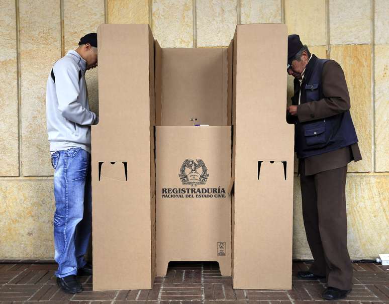 <p>Colombianos votaram para escolher o pr&oacute;ximo presidente do pa&iacute;s neste domingo</p>