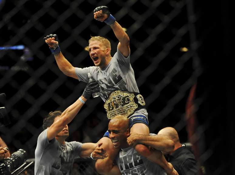 Dillashaw festeja conquista do cintur&atilde;o dos galos