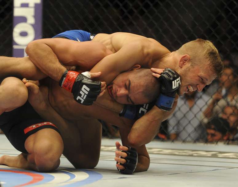 TJ Dillashaw castiga Renan Barão em vitória que lhe garantiu o cinturão dos galos do UFC
