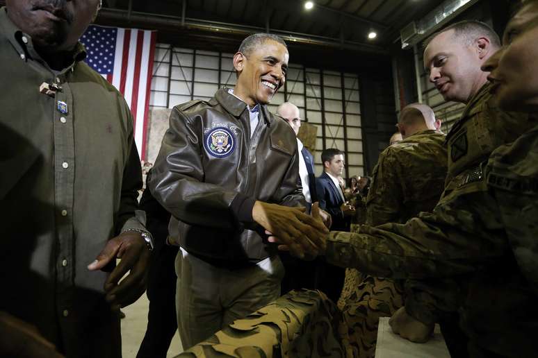 <p>Barack Obama segurou as m&atilde;os de membros de tropas norte-americanas, em visita surpresa ao Afeganist&atilde;o</p>
