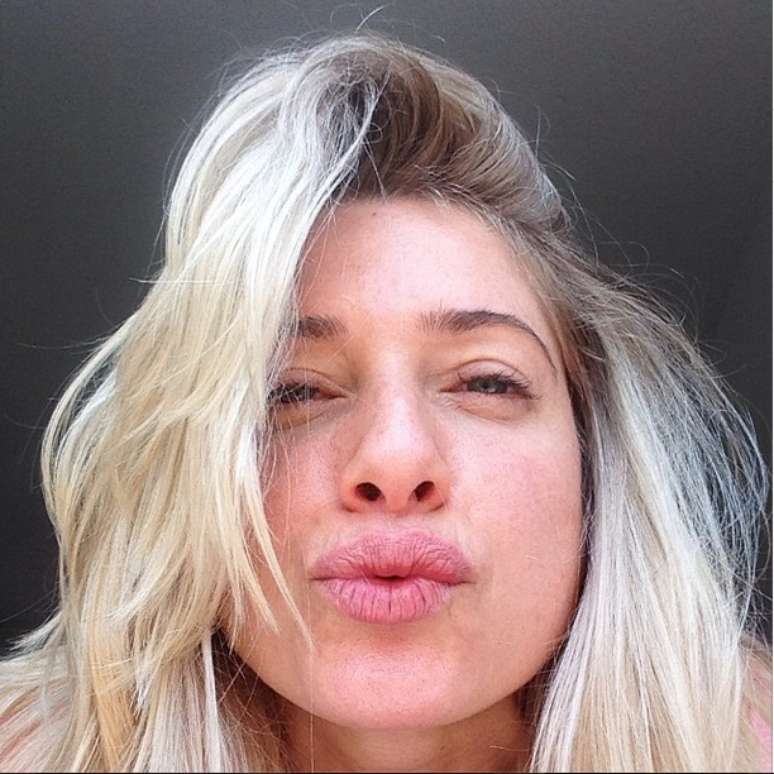 Let&iacute;cia Spiller manda beijo de bom dia aos f&atilde;s