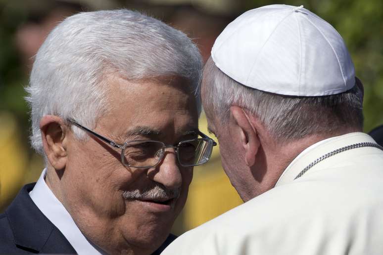 Papa Francisco foi recebido pelo presidente da Palestina, Mahmoud Abbas
