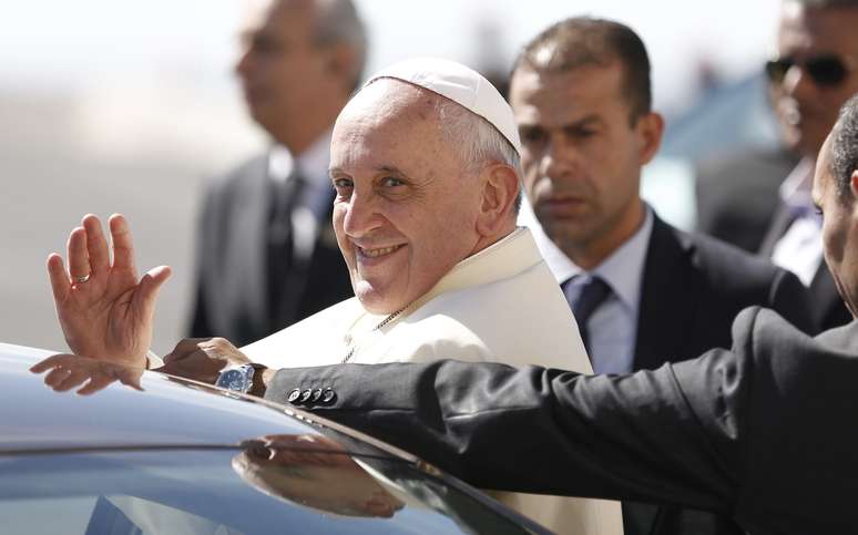 Papa Francisco acena em sua chegada em Belém