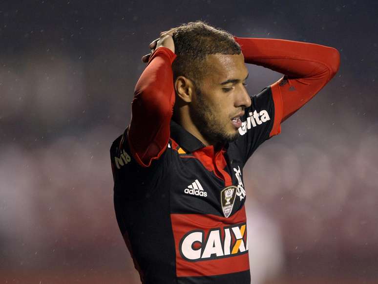 <p>Paulinho pode estar de sa&iacute;da do Flamengo</p>