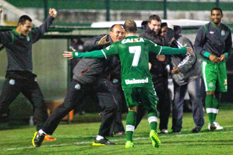 Tiago Luís comemora gol da Chapecoense na vitória sobre o Palmeiras