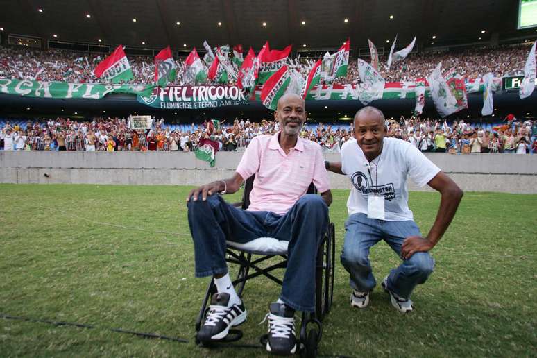 <p>Ex-atacante de Atlético-PR e Fluminense sofria de esclerose; em 2009, Washington (à esquerda) e Assis foram homenageados em confronto entre os dois clubes</p>