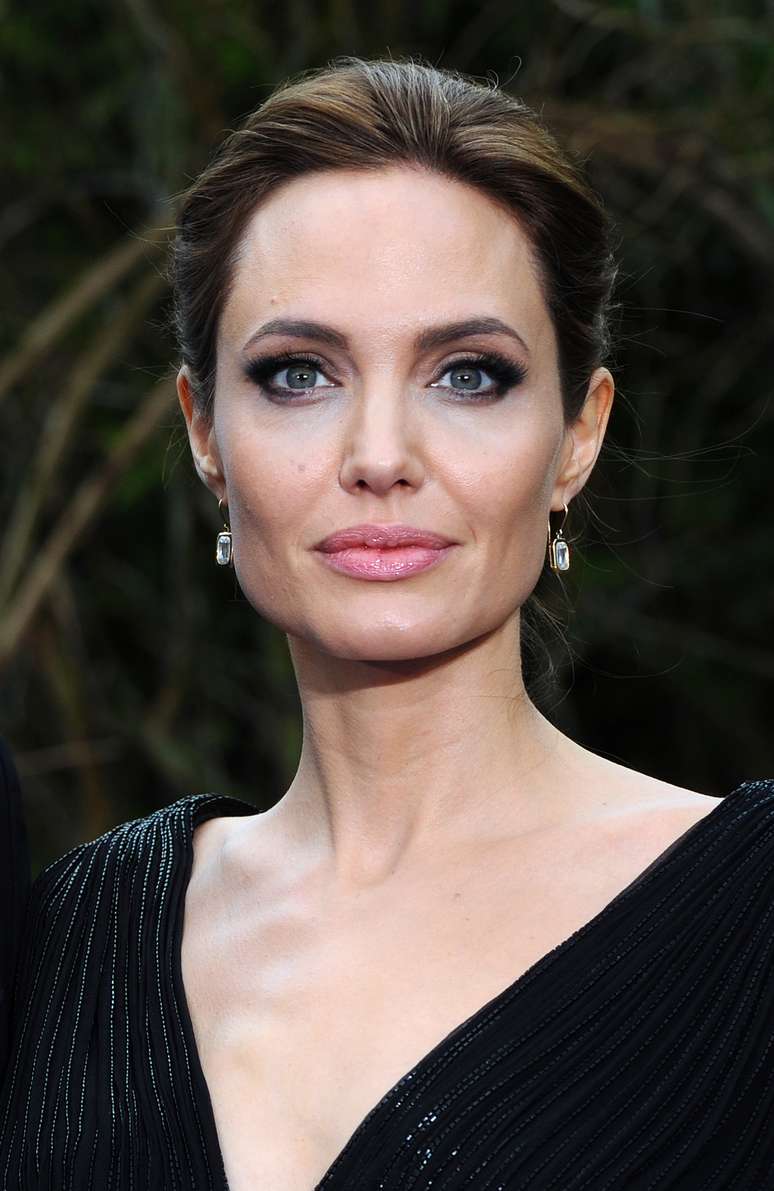 <p>Angelina Jolie aposta em 'gr&atilde;os antigos' para manter a forma</p>