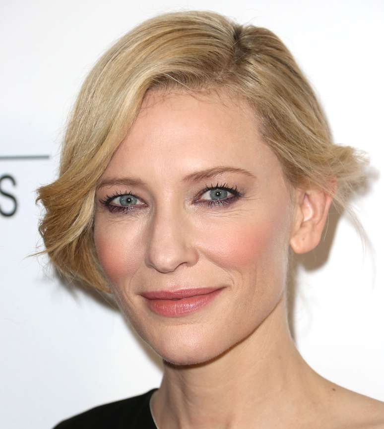 <p><strong>Olhos esfumaçados no tom berinjela - </strong>Mulheres chiques, como a atriz Cate Blanchett, logo aderiram a esse make, que é uma alternativa à sombra preta e confere um visual mais suave e romântico</p>