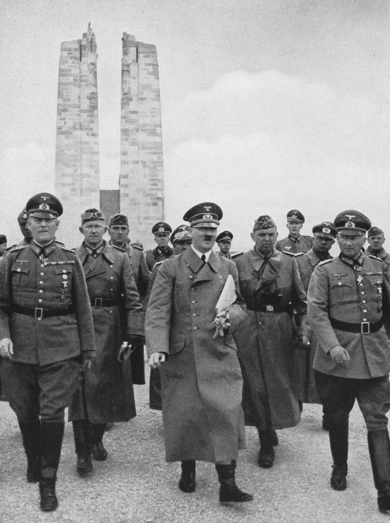 <p>Junto de integrantes da Wehrmacht, as Forças Armadas da Alemanha nazista, Adolf Hitler visita Memorial da Primeira Guerra Mundial construído em homenagem aos canadenses mortos em Vimy Ridge, na França, em 1940</p><p> </p>