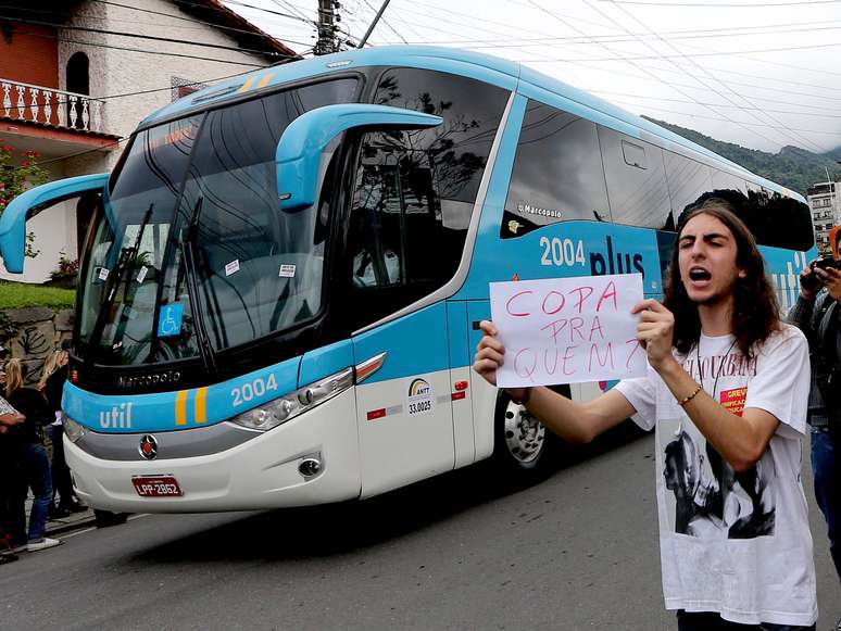 <p>Sele&ccedil;&atilde;o foi vitrine para protestos na chegada a Teres&oacute;polis</p>