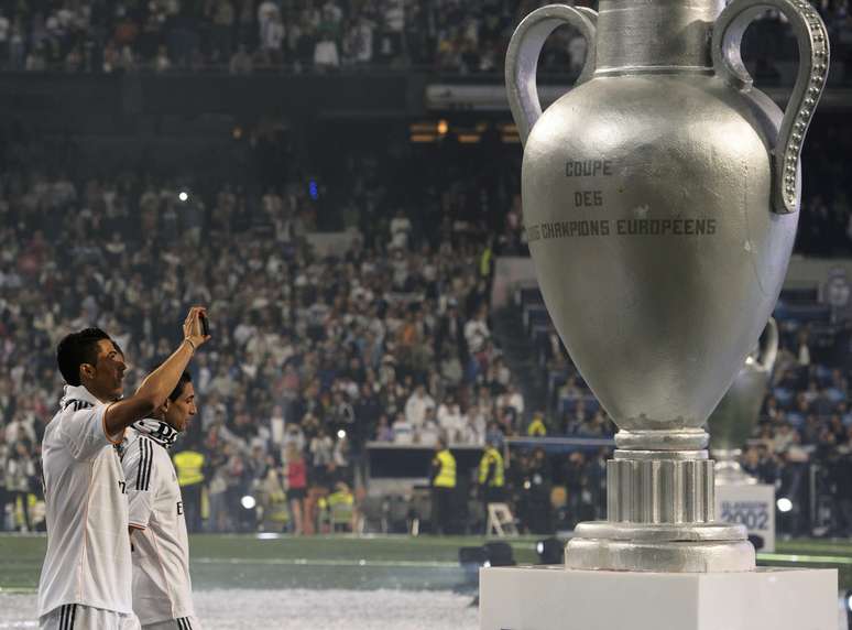 Cristiano Ronaldo tira foto de réplica da taça da Liga dos Campeões na festa pelo título em Madri