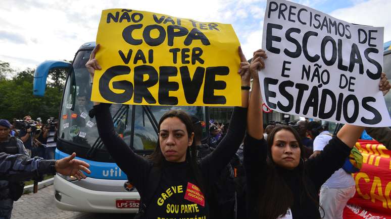<p>Manifestantes chegaram a atrasar o deslocamento do ônibus da Seleção Brasileira em direção à Granja Comary, há duas semanas</p>