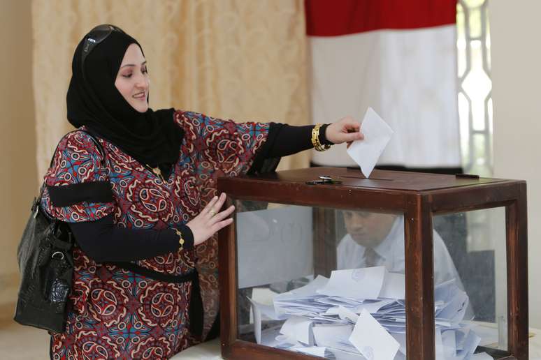 <p>Egípcios expatriados votam em Omã, na embaixada do Egito, em Muscat em 15 de maio</p><p> </p>