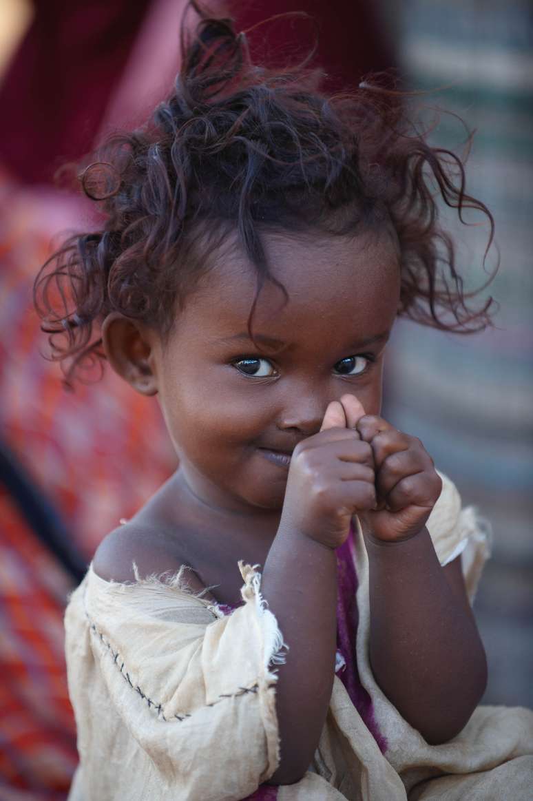 <p>A menina Safa, ainda criança, durante gravações do filme "Flor do deserto"</p>