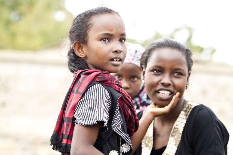 <p>Safa e Inab em Djibouti, África, onde a Fundação possui projetos para evitar que novas meninas sejam mutiladas; no país, a prática atinge quase 99% das mulheres</p>