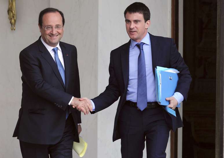 <p>Presidente franc&ecirc;s, Fran&ccedil;ois Hollande, cumprimenta o primeiro-ministro Manuel Valls, ap&oacute;s reuni&atilde;o no Pal&aacute;cio de Eliseu, em Paris, nesta segunda-feira</p>