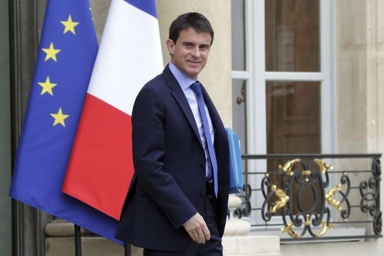 <p>Primeiro-ministro da Fran&ccedil;a, Manuel Valls, deixa o Pal&aacute;cio do Eliseu, ap&oacute;s uma reuni&atilde;o, nesta segunda-feira</p>