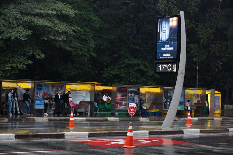 O domingo também foi de frio e chuva em São Paulo; na foto, termômetro de rua marcou 17ºC na avenida Paulista