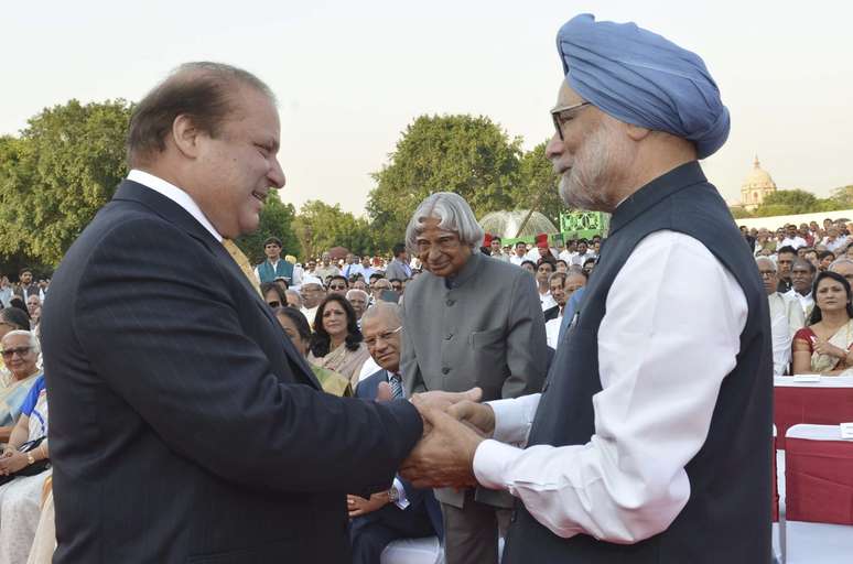Ex-primeiro-ministro da &Iacute;ndia, Manmohan Singh (&agrave; direita) cumprimenta colega paquistan&ecirc;s, Nawaz Sharif (&agrave; esquerda); ex-presidente indiano Abdul Kalam aparece ao centro